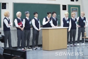 슈퍼주니어, 아는 형님 출연으로 데뷔 20주년 특별한 선물 전달