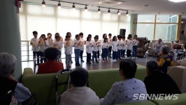 【서천】장항중앙초, 노인요양병원 찾아 예술공연·봉사활동 전개
