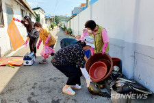 【라이프】어르신 힘내세요!...서천 장항읍, 사회와 단절된 어르신댁 찾아 봉사
