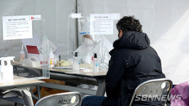 【시사】<영상> ‘백의천사’…서천 코로나19 선별진료소 의료진, 추위와 ‘사투’