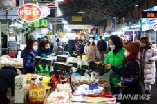 【포토】서산동부시장, 설 맞아 오랜만에 활기