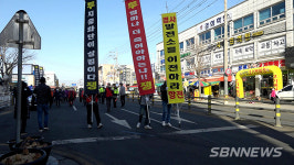 【시사】<영상> 서천군 홍원마을 주민, 23일 피해대책 마련 촉구 시위 행렬 펼쳐