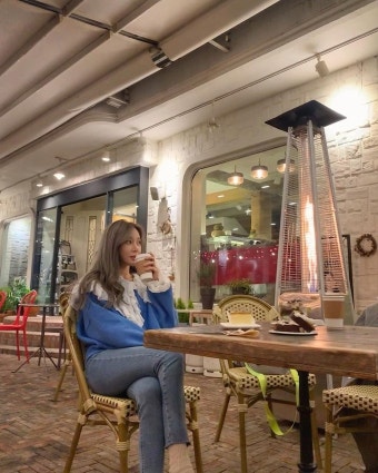 ‘- 수제버거부터 분위기까지 완벽한...’ 지난 21일 한지은의 인스타그램이 화제