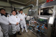 농촌진흥청, 국산 로봇착유기 효과 현장서 확인