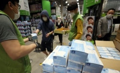 이마트트레이더스 일회용 마스크 2천만장 순식간에 품절