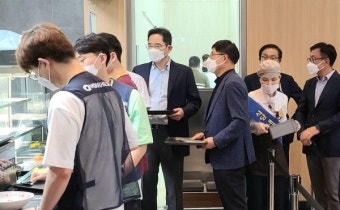 [포토] 삼성전자 화성사업장 직원 식당 찾은 이재용 부회장