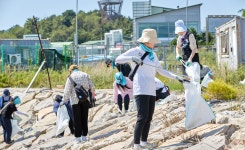 우아한집근로자복지시설 | 우아한형제들, 러쉬와 함께 해변 정화 봉사활동