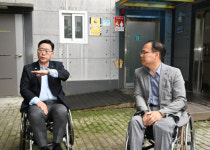 강수현 양주시장, 이동약자 편의증진 위한 수동휠체어 체험
