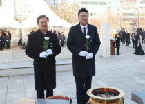 김진경 경기도의회 의장, 2025년 새해맞이 현충탑 참배