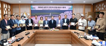 군위군, 모범 이‧반장 19명 표창… 주민과 행정 잇는 지역사회 버팀목