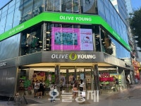 [현장] 스칼렛 요한슨도 방문?…K 뷰티의 심장, 올리브영 명동타운점은 지금