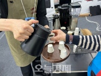 [포토뉴스] 홈카페 차려볼까…서울커피엑스포, 커피머신 앞에 선 사람들