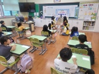 수원 조원초, 선배가 동생에게 책 읽어준다…아침 독서 눈길