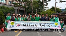 청라 아파트 정문에 내건 태극기…3년째 이어진 광복절 풍경