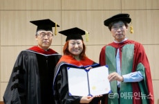 성공회대 졸업식...67세 만학도 15년 만에 박사학위 받아 눈길