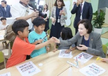 돌봄교실 프로그램 체험하는 유은혜 부총리