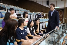 초등학생들에게 의회 역할 설명하는 조희연 교육감
