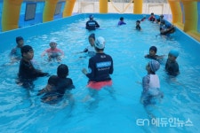 인천왕길초 조립식 수영장에서 생존수영 배워요