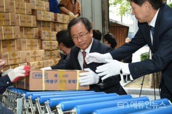 2025학년도 대학수학능력시험(D-3) 문제지와 답안지, 안전하고 원활하게 이동 중.