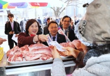 유은혜 부총리, 설 명절 전통시장·복지시설 방문