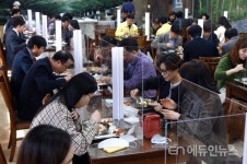 부산교육청, 코로나19 예방 위해 구내식당 칸막이 설치