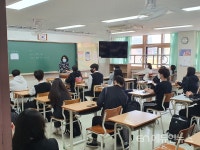 드디어 교실 수업 시작...출석체크하는 교사와 학생들