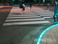 수원시, 보행자 안전 위해 LED 바닥형 보행신호등 설치