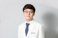 중년 눈성형을 위한 성형외과 선택의 중요성