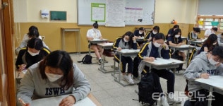전국연합학력평가 시험을 치르는 학생들