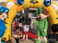 개교 후 첫 등교는 레드카펫을 걸어서...인천별빛초 1․6학년 학생의 학교가는 길