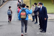 부산은 오늘부터 전면 등교합니다 김석준 교육감, 2일 동현초서 학생맞이