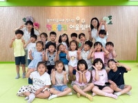 상을 드립니다...유치원생들, 아산문화재단에 이순신 축제 공로 상장 수여