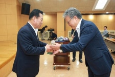 합천새남부농협 상호금융 건전여신 1천억원 달성탑 수상