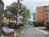 김해시 회현동행정복지센터 태극기 거리로 조성