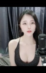녹음을 하고 있는 사진으로 지난 29일 고두림의 인스타그램이 화제