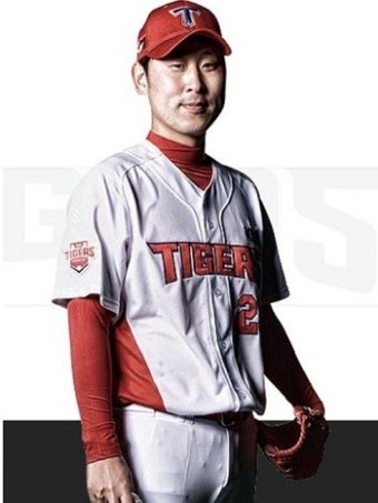 KIA타이거즈 투수 윤석민, '벌써 은퇴'...비난과 응원의 시선