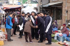 한정우 창녕군수, 설 맞이 전통시장 방문 격려