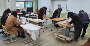 학교는 휴업 중, 교직원들은 사랑의 천 마스크 제작