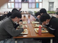 산청군 농공단지 공동식당에 투명 칸막이 설치