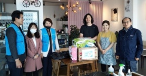 거제시 장목면 건강위원회, 출산가정에 축하용품 지원
