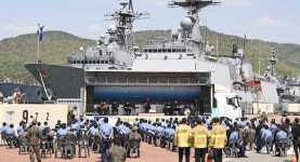 진해군항 부두에서 함정 승조원 위한 전부두 노래자랑 개최