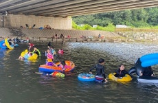은어가 사는 진해 소사천 물놀이 발길 이어져