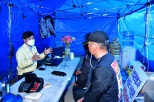 변광용 거제시장, 해고 청원경찰 농성장 찾아