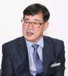 김해시 코로나 예방접종 1호 윤종술씨 선정