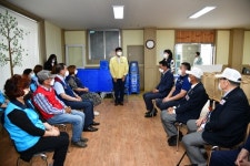 거제시자원봉사센터 호국보훈의 달 맞아 참전용사들에게 사랑의 식료품 키트 전달