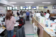 진해구청장, 동사무소 깜짝방문 간식 전달