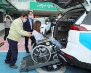 함안군, 교통약자 콜택시 차량 전달식 가져