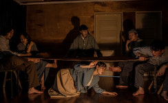 [Opinion] 떠나고, 또, 떠도는 이야기 - 연극 만 마디를 대신하는 말 한마디 [공연]