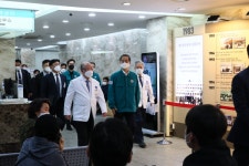 한라병원 찾은 한덕수 총리 병원에 남은 의료진 지원 최선