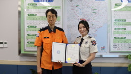 (주)정진홈푸드 장흥소방서점 | 장흥소방서, 하트세이버 시상 이세영 소방사에 인증서 수여